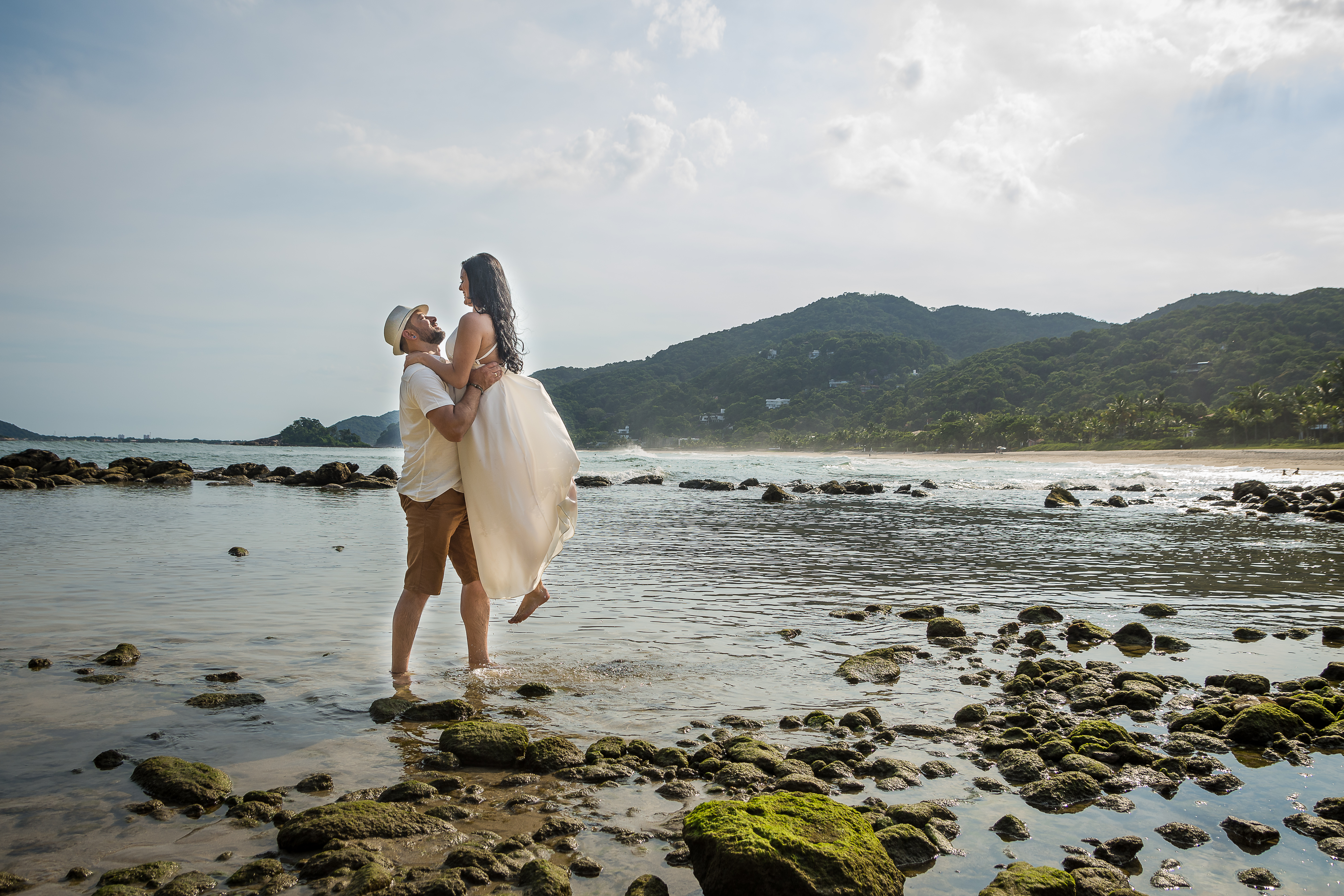 Recepção de casamento com iluminação cinematográfica